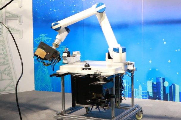 Robot for power distribution systems amazes foreign guests in Tianjin
