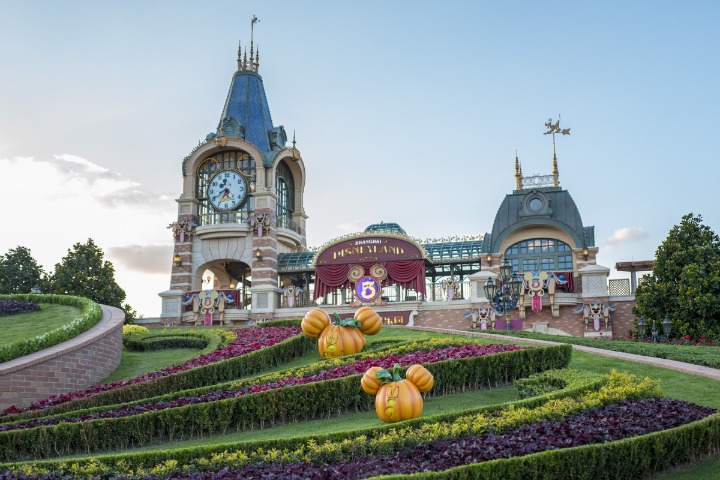 Shanghai Disney Resort suspends entry over COVID probe