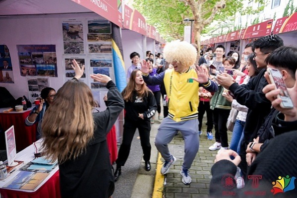 Foreign students celebrate intl cultural festival in Shanghai