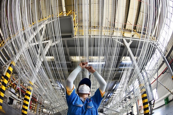 China's manufacturing PMI edges down to 49.2 in October