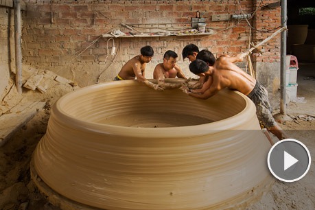 One Minute China: Hands of a potter