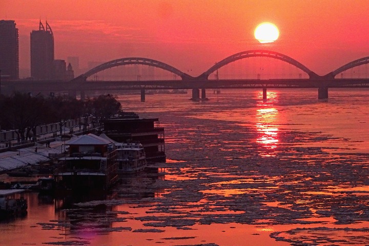 Riverside sunset resembles oil painting in NE China