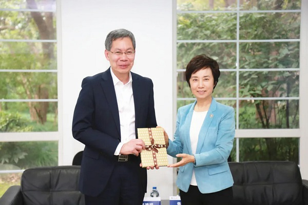 Singaporean ambassador to China visits Fudan