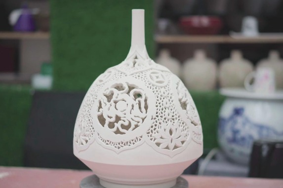 One Minute China: Porcelains that look like lanterns