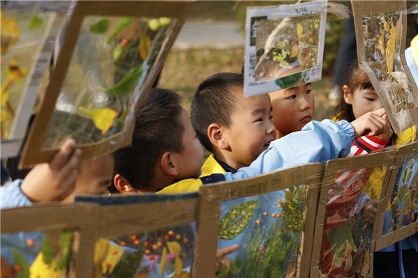 Children 'feel' autumn in leaf artworks in Suqian