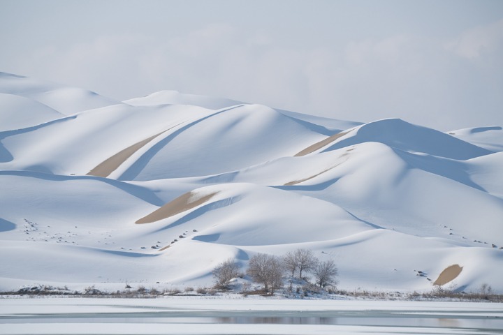 Rare snowy scenery in desert area in NW China