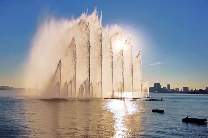Sea fountain creates watery white ribbons in E China