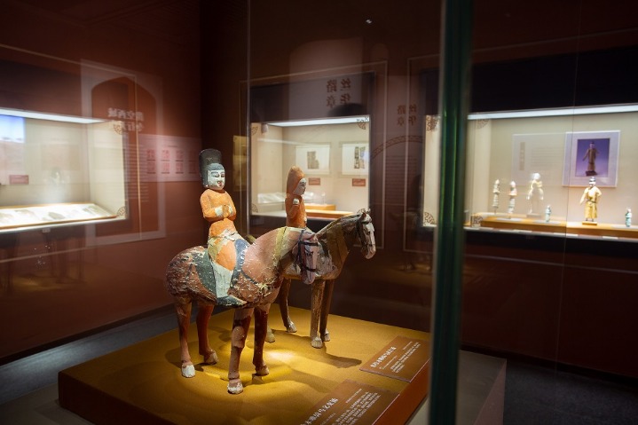 Exhibition sheds light on cultural relics along Silk Road