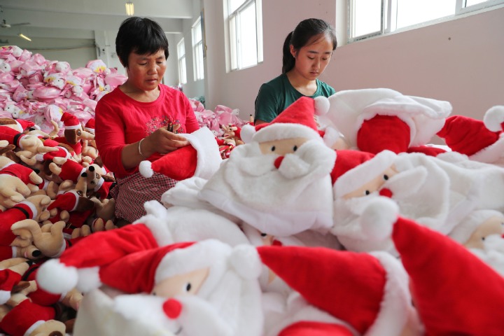 Orders of Christmas decoration recover in Yiwu, tentatively