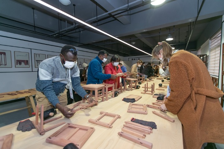 Expats get hands-on experience of time-honored carpentry skills