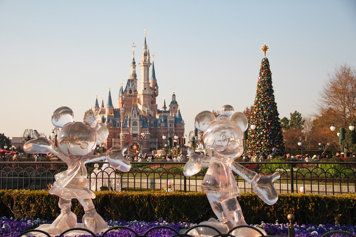 Shanghai Disneyland beckons with Christmas trees and ornaments