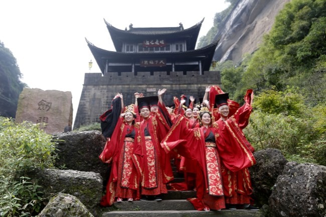Group wedding in Jianmen Pass follows Han-style