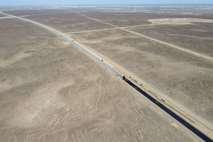 Xinjiang's first desert-crossing expressway opens to traffic