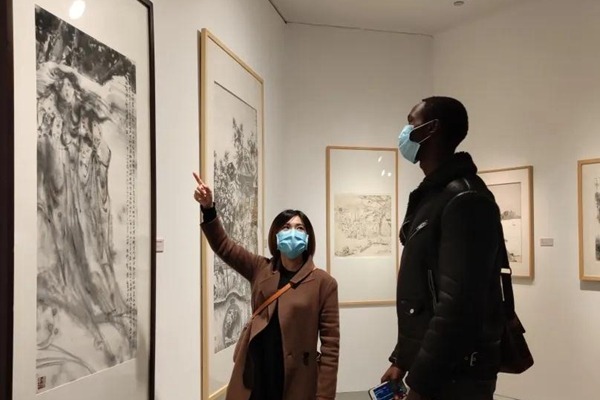 Intl students experience Chinese painting culture