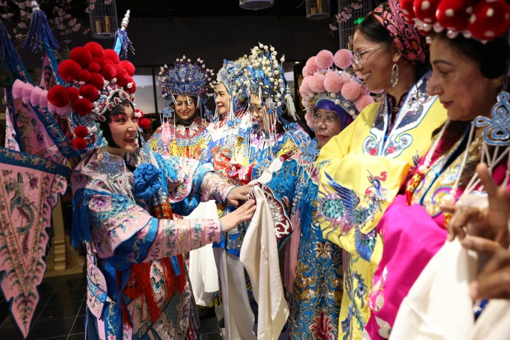Diplomats and guests get Peking Opera experience
