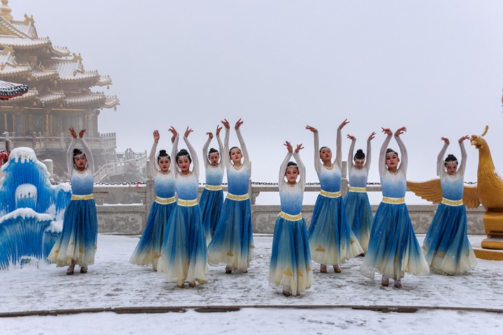 Snow-capped Henan mountain inspires women to dance