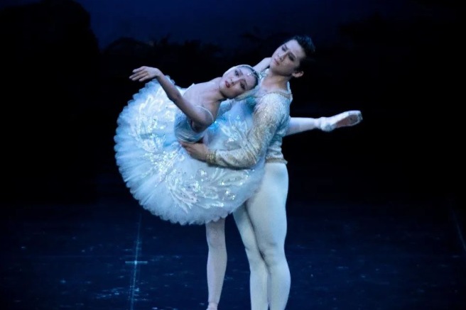 'Swan Lake' romance ballet charms Chongqing