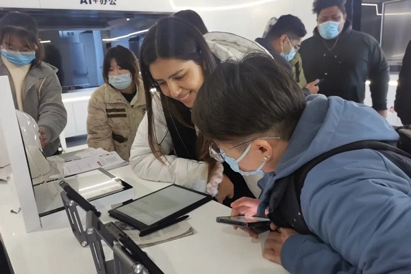 Foreign students marvel at China's AI technology