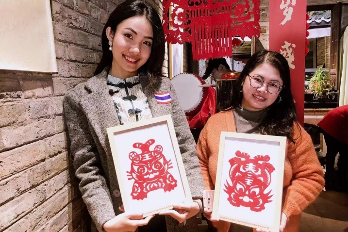 Expats try paper-cutting ahead of Spring Festival
