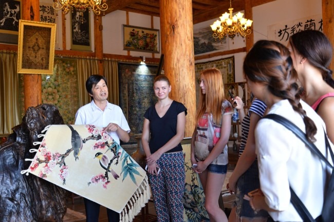 Cangxi handmade silk carpets get greater recognition