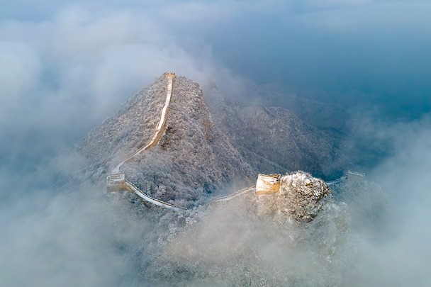 Snow-covered Jiankou Great Wall shrouded in mist