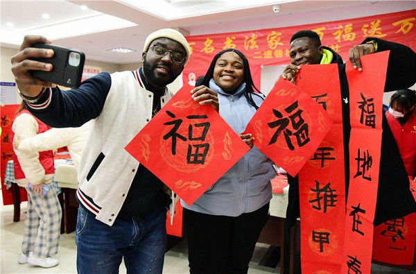 ​Jiangsu University's international students learn to write Spring Festival couplets