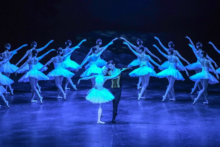 'Swan Lake' dances in Hainan