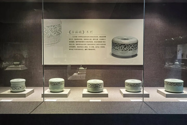 Jade-like guan ware ceramics on exhibit in Zhejiang