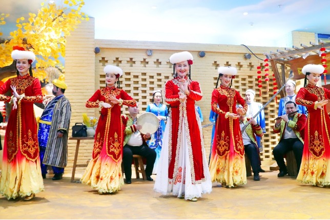 Traditional performing art welcomes the Spring Festival in Xinjiang
