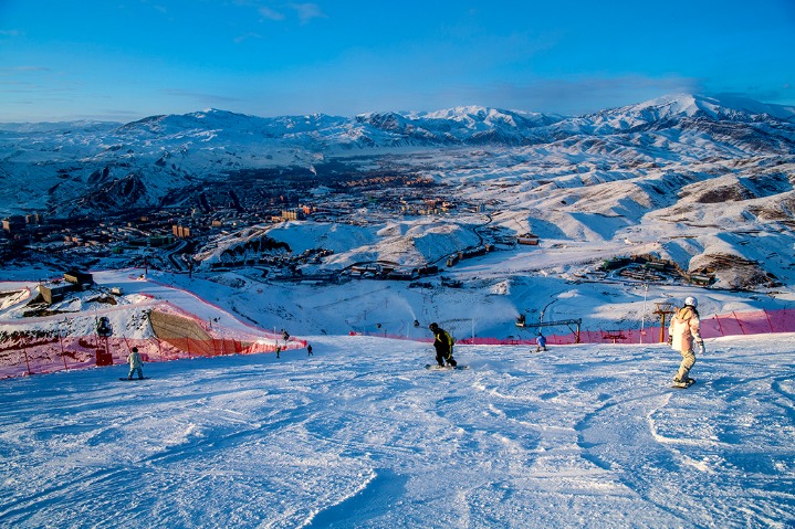People enjoy skiing in world-class resort in Xinjiang