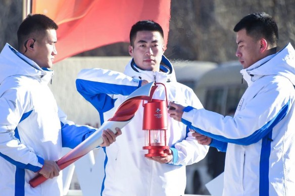 Torch relay takes to the Great Wall