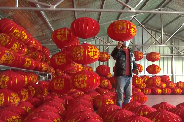 Small Chinese village keeps lanterns burning bright
