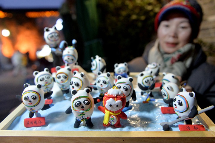 Inheritor makes dough modeling dolls of Winter Olympics mascots