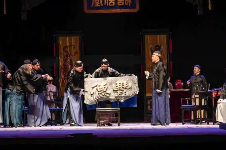 Drama depicts vicissitudes of prominent merchant faction