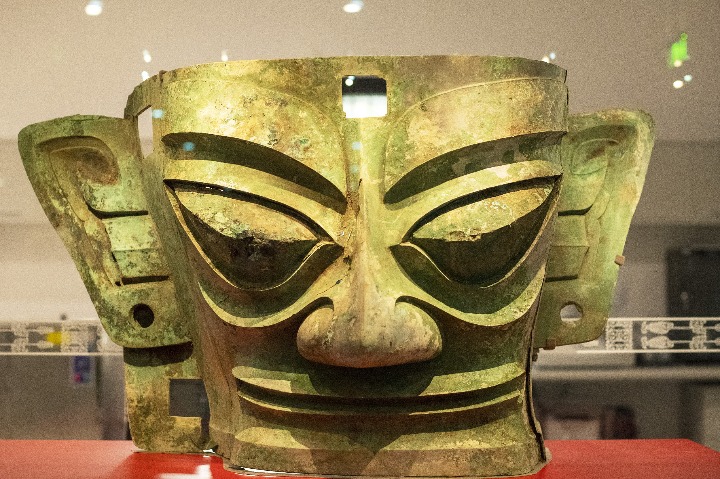 Large bronze mask, other cultural relics on view at the Sanxingdui Museum