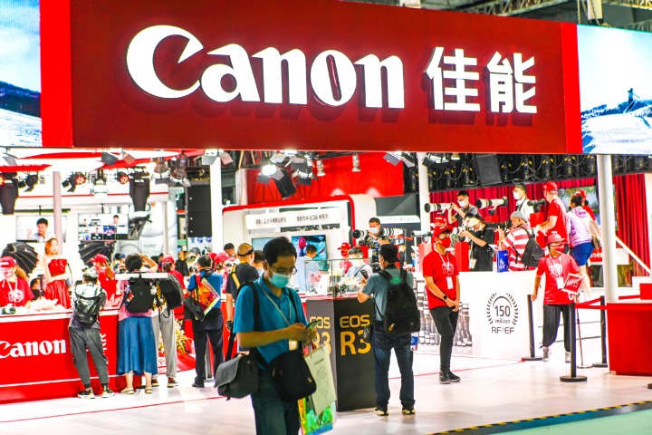 Japanese camera makers shift focus in China as demand falls