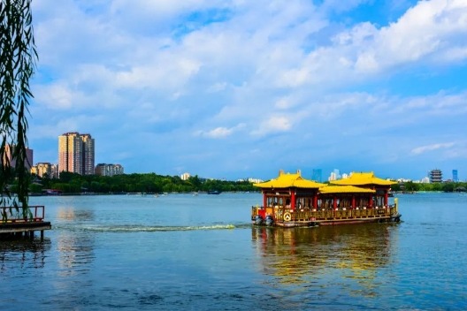 Boat cruise opens at spring water lake in Shandong