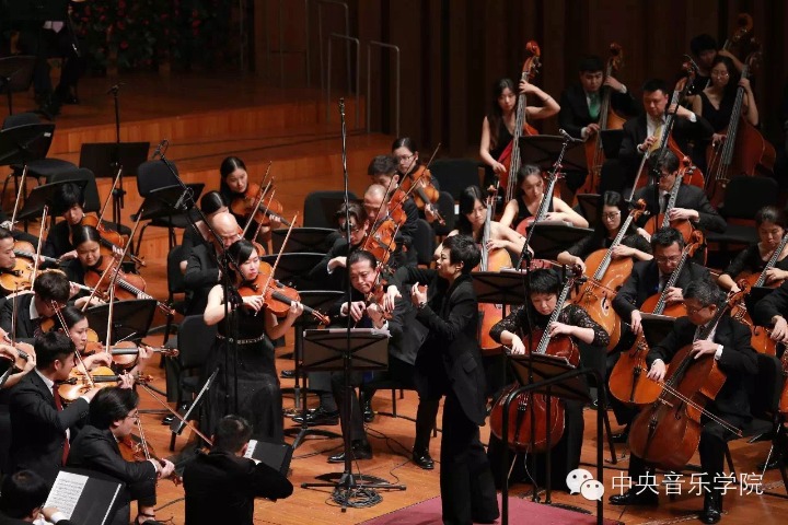 Female conductor: Chen Lin