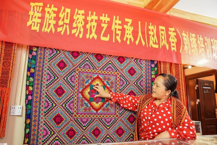 Female inheritor teaches Yao embroidery skills to women