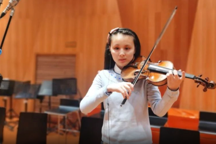 A girl from Ningxia wows world through music