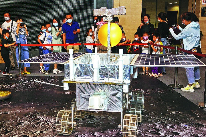 Probe to look for water on moon
