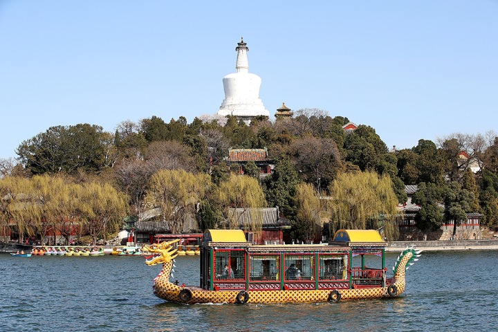 Beihai Park opens lake for boating