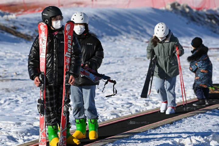 Wondrous Xinjiang: Winter sports fever boosts ice-snow tourism