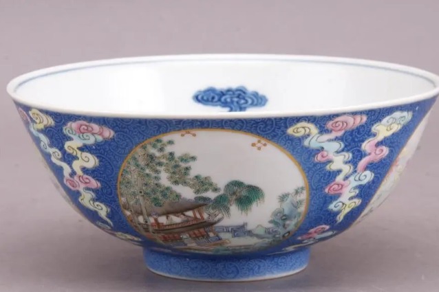 Jingdezhen porcelain on exhibit in Guangdong