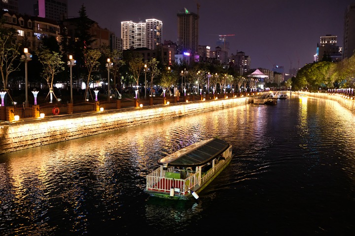 Night tour of Panlong River showcases culture of Kunming