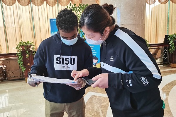 Foreign university students join the fight against the COVID-19 in Shanghai