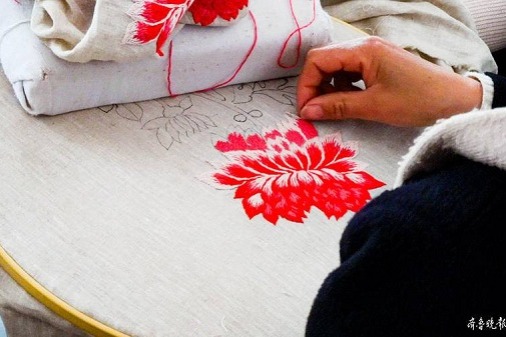 Shandong family showcases Lu embroidery for six generations