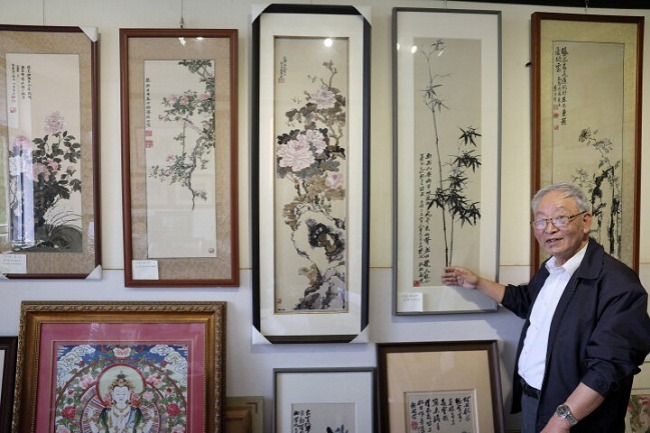 Weaving out antique traditional Chinese paintings