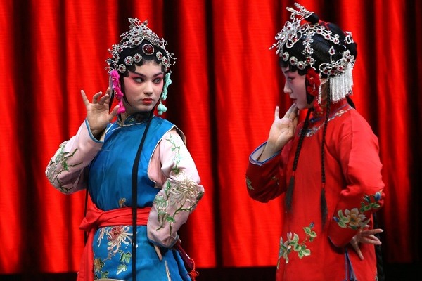 Intl students try their hand at Qinqiang Opera