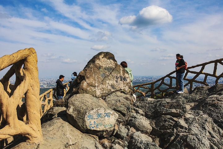 Forest Park draws tourists to enjoy panoramic view of Beijing